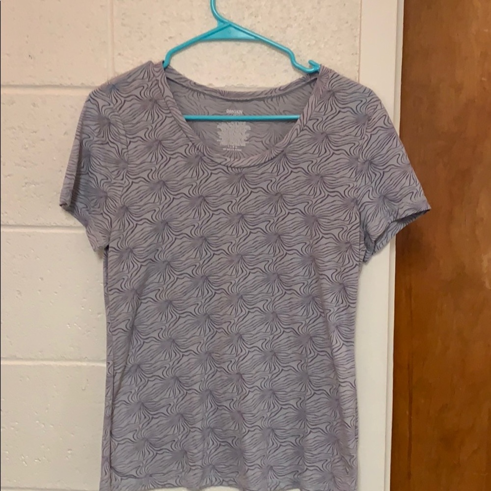 Super cute light weight top!